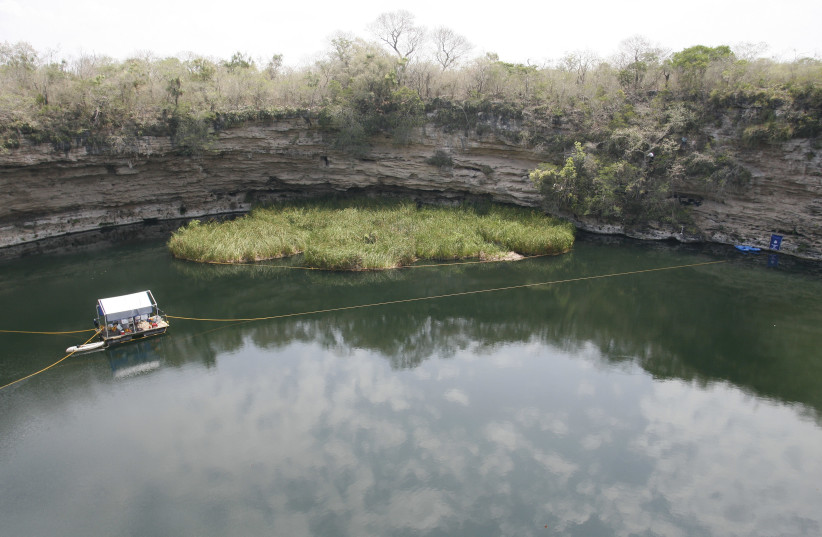  A view of the world's deepest geothermal sinkhole, or cenote, El Zacaton in the northwestern Mexican state of Tamaulipas May 17, 2007. (credit: REUTERS/Tomas Bravo)