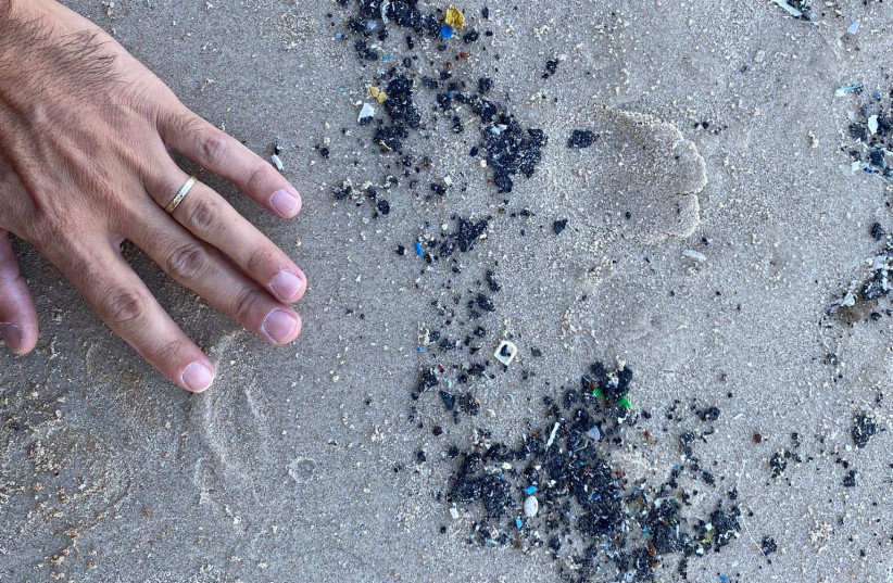   Tar pollution at the Gedor Sea Reserve in Hadera. July 2023 (credit: GUY LEVIAN/ISRAEL NATURE AND PARKS AUTHORITY)