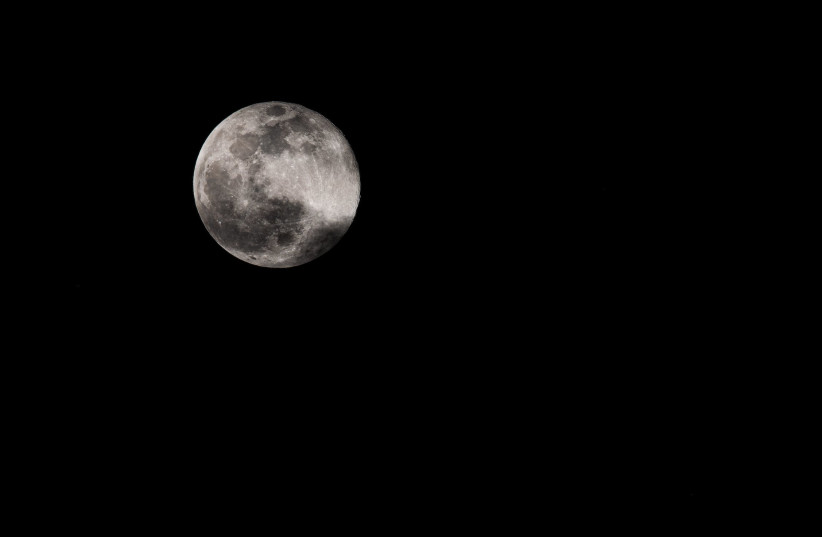  Full moon against a dark night sky (credit: PEXELS)