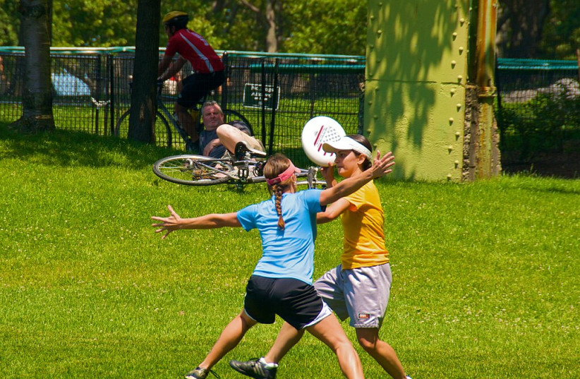 Illustrative image of people playing Ultimate Frisbee. (credit: Wikimedia Commons)