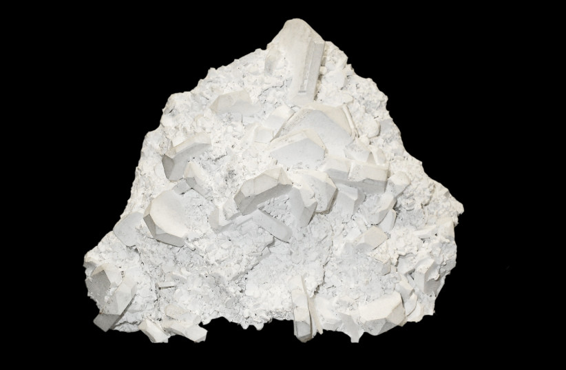  Borax in its form as a natural mineral. It is used in cleaning agents but is toxic for humans. (credit: Wikimedia Commons)