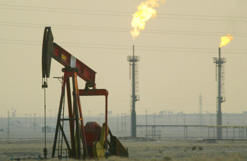  A KUWAITI derrick pumps in an oil field near the Saudi Arabian border (Illustrative).  (credit: JOE RAEDLE/GETTY IMAGES)