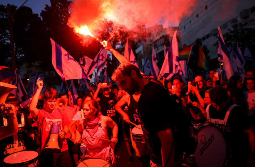  Anti-reform activists protest against the government's judicial overhaul outside the Likud headquarters in Tel Aviv. July 20, 2023.  (credit: Chaim Goldberg/Flash90)