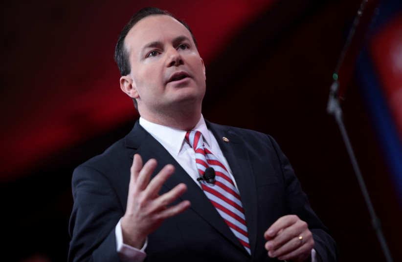  US Senator Mike Lee of Utah speaking at the 2015 Conservative Political Action Conference (CPAC) in National Harbor, Maryland. (credit: Wikimedia Commons)