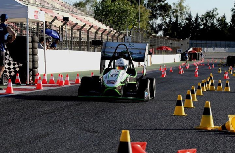  A car racing on a track (credit: Wikimedia Commons)