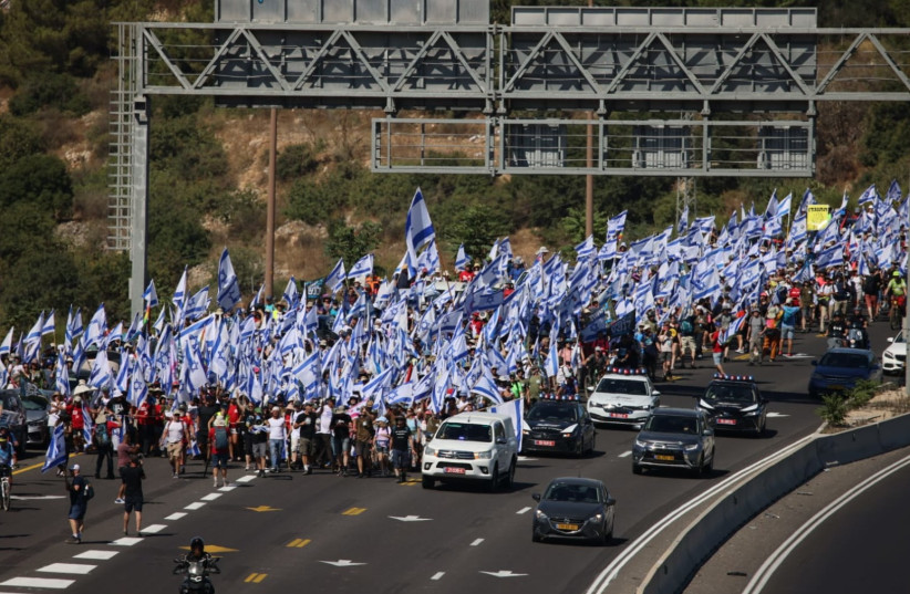  Protesters take to the highway in extreme heat (credit: MAARIV)