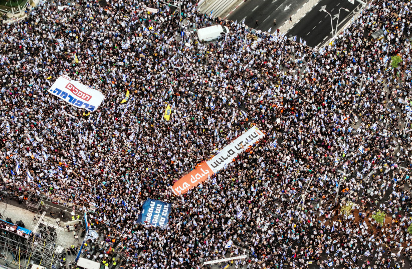  People take part in a demonstration supporting Israeli Prime Minister Benjamin Netanyahu and his nationalist coalition government's judicial overhaul, in Tel Aviv, Israel July 23, 2023.  (credit: REUTERS/OREN ALON)