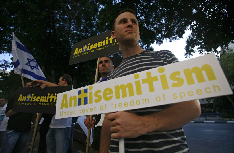  Israelis take part in a protest against an article published in a Swedish newspaper outside Sweden's embassy in Tel Aviv August 24, 2009 (credit: REUTERS/Ronen Zvulun)
