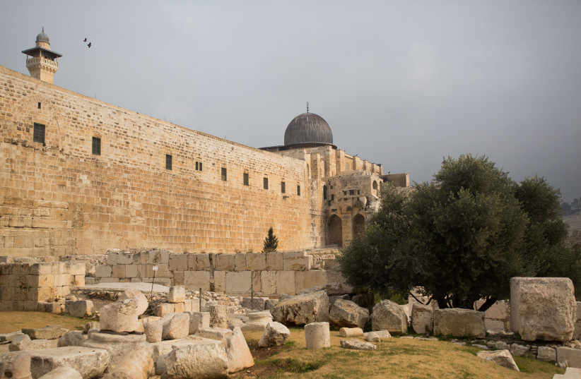  View of the Davidson Center Archeological park, near the southern wall of the Temple Mount, in Jerusalem's Old City. December 17, 2015 (credit: YONATAN SINDEL/FLASH90)