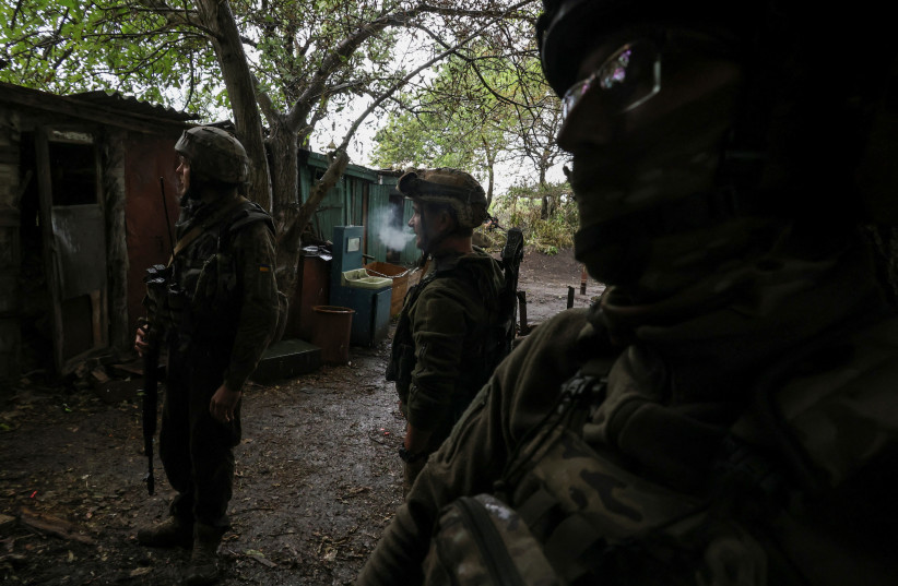  Ukrainian servicemen stand at a position near the front line town of Bakhmut, amid Russia's attack on Ukraine, in Donetsk region, Ukraine July 11, 2023. (credit: REUTERS/SOFIIA GATILOVA)