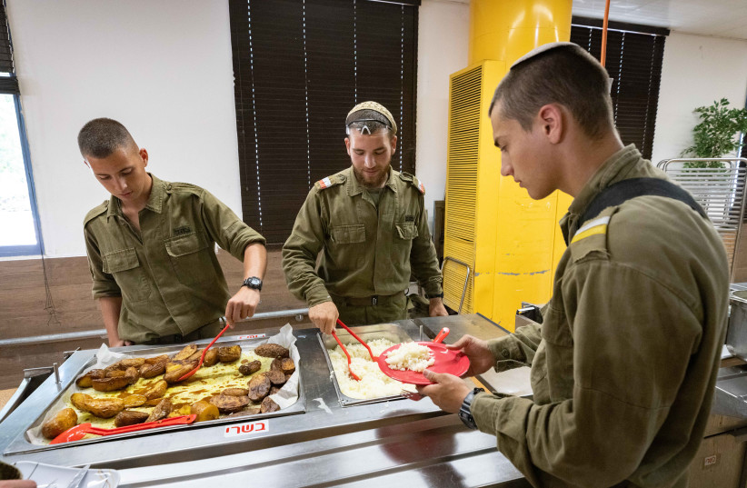  Golani soldiers eat at the soldiers' mess at the Golani divisional training base. August 1, 2021. (credit: OLIVIER FITOUSSI/FLASH90)