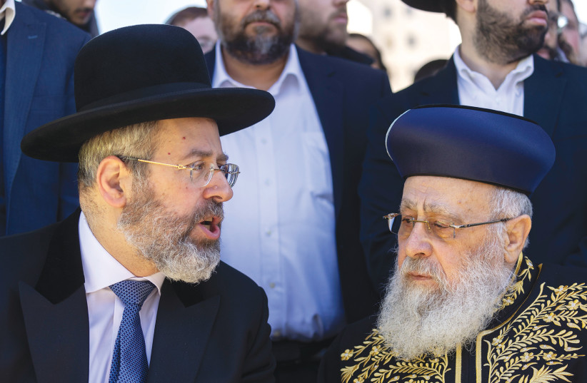  ASHKENAZI CHIEF Rabbi David Lau (left) and Sephardi Chief Rabbi Yitzhak Yosef.  (credit: OLIVIER FITOUSSI/FLASH90)