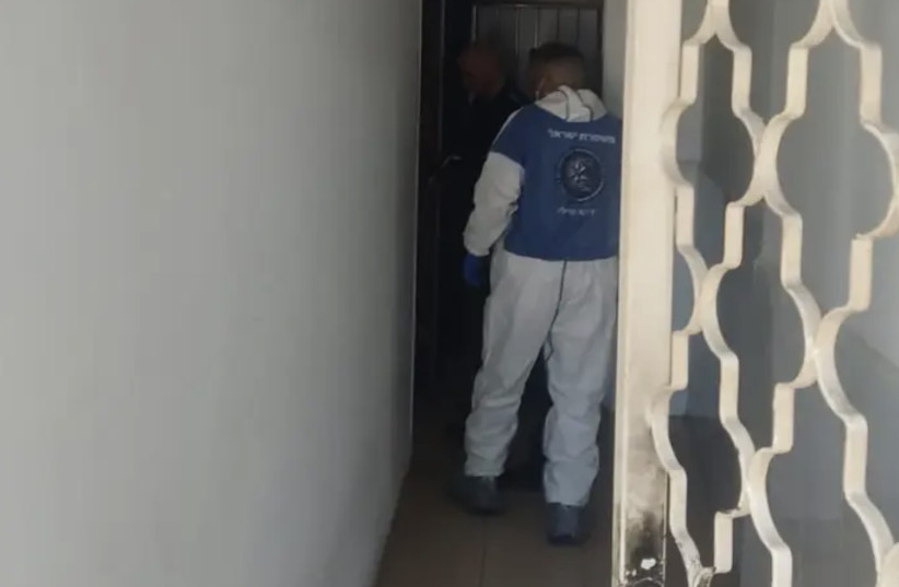 Police investigate a Haifa building after a decaying body was found onsite. (credit: ISRAEL POLICE/VIA MAARIV)