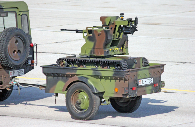  Land Rover Defender i robot Miloš (credit: Wikimedia Commons)