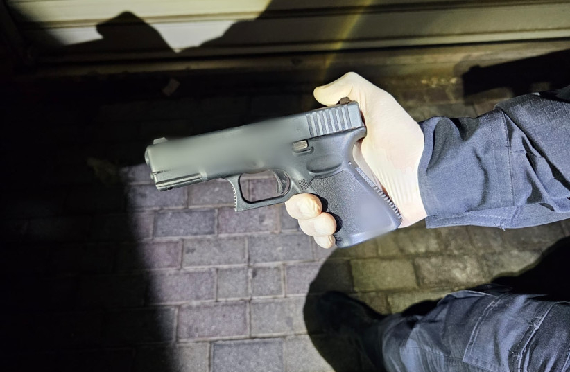 The pistol confiscated by police. (credit: ISRAEL POLICE SPOKESPERSON'S UNIT)