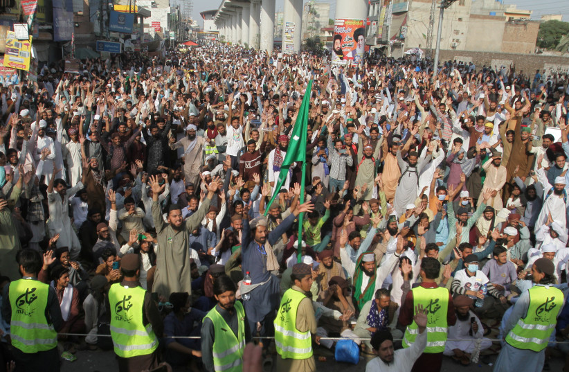  Supporters of the banned Islamist political party Tehrik-e-Labaik Pakistan (TLP) chant slogans during a protest demanding the release of their leader and the expulsion of the French ambassador over cartoons depicting the Prophet Mohammed, in Lahore, Pakistan October 22, 2021. (credit: REUTERS/MOHSIN RAZA/FILE PHOTO)