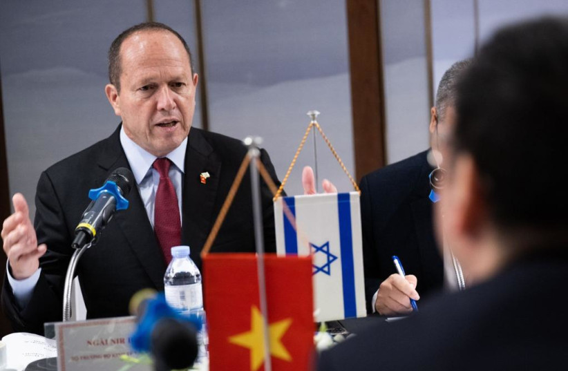  Israeli Economy and Industry Minister Nir Barkat is seen in talks with his Vietnamese counterpart, Nguyễn Hồng Diên (not pictured). (credit: ECONOMY AND INDUSTRY MINISTRY)