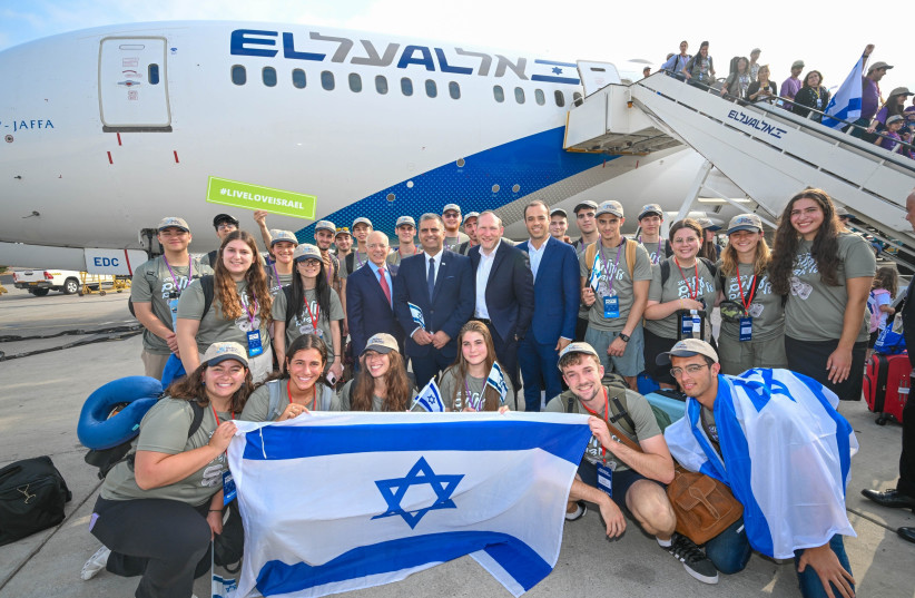  Olim on the 64th Nefesh B’Nefesh charter flight pose with organization’s Co-founders Rabbi Yehoshua Fass and Tony Gelbart; Minister of Aliyah and Integration, Ofir Sofer; and Director-General of the Ministry of Aliyah and Integration, Avichai Kahana.  (credit: SHACHAR AZRAN, YONIT SCHILLER)