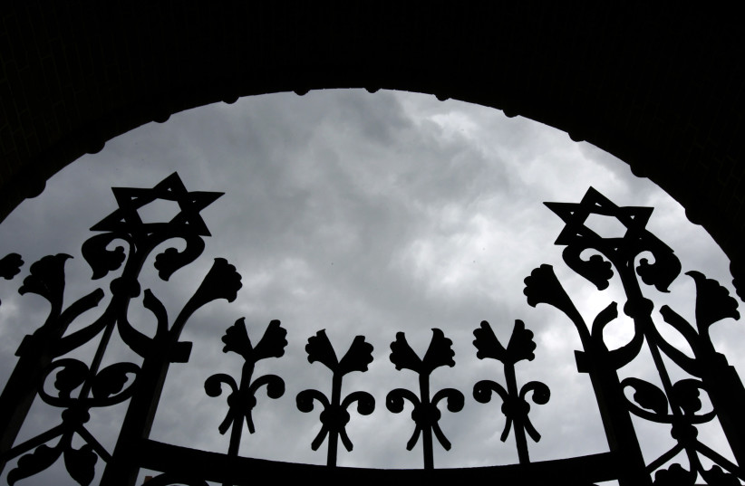  The entrance gate to a synagogue in the district of Prenzlauer Berg is pictured in Berlin August 28, 2007 (credit: Tobias Schwarz/Reuters)