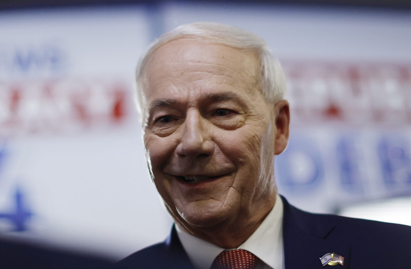  A dual US-Israel lappel is seen on Republican presidential candidate and former Arkansas Governor Asa Hutchinson in Milwaukee, Wisconsin, US, August 23, 2023 (credit: REUTERS/JONATHAN ERNST)