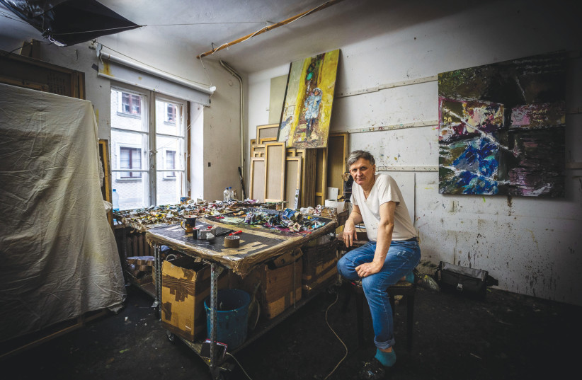  CIESNIEWSKI IN his studio near the Old Town of Warsaw. (credit: Fundacja Wojciecha Cieśniewskiego)