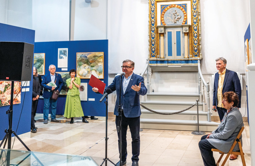  MAZOVIAN MUSEUM director Leonard Sobieraj speaks at the exhibition opening, in front of the Holy Ark.  (credit: Fundacja Wojciecha Cieśniewskiego)