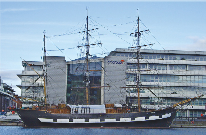  THE ‘JEANIE JOHNSTON’ at the Irish Emigration Museum. (credit: Wikimedia Commons)