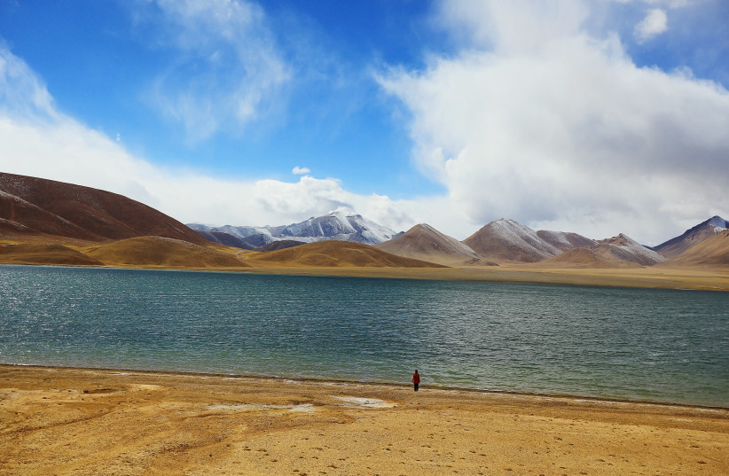  A lake is seen with the Tibetian Plateau in the background  (credit: INGIMAGE)