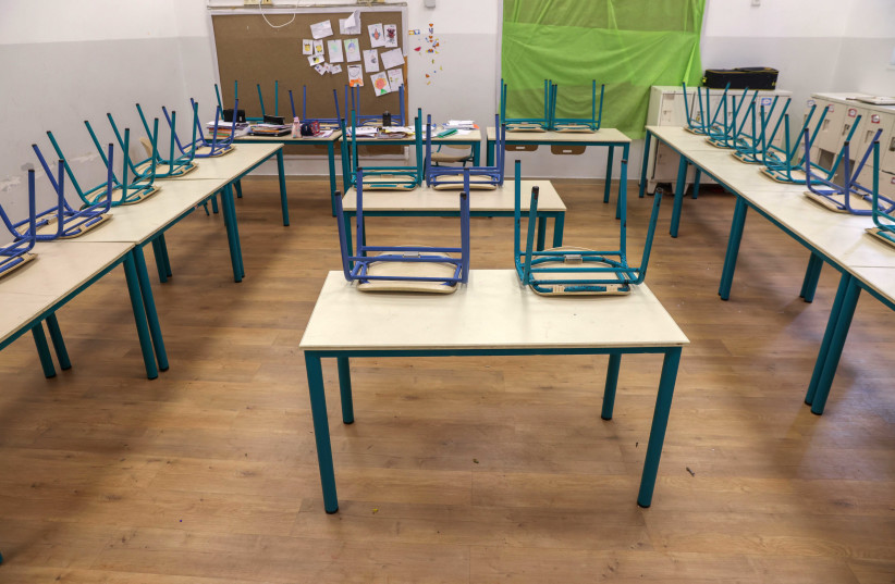  View of an empty classroom at a school in Tel Aviv, during a general strike of some Municipalities and local authorities, on May 15, 2023. (credit: FLASH90)