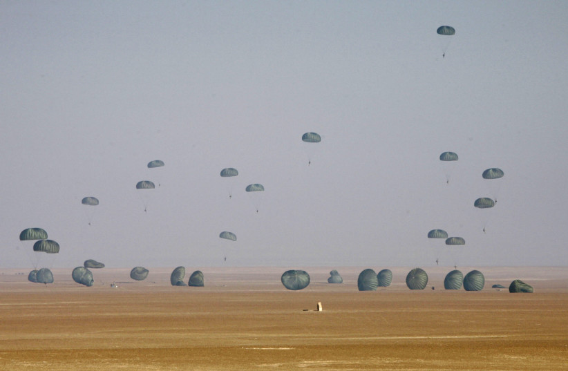  American and Egyptian paratroopers are air-dropped from a C-130 Hercules aircraft during exercise Bright Star 2007 (credit: REUTERS/NASSER NURI)