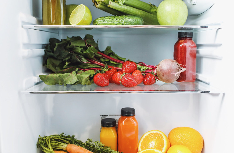 Assorted fruits and vegetables in a refrigerator.  (credit: RAWPIXEL)