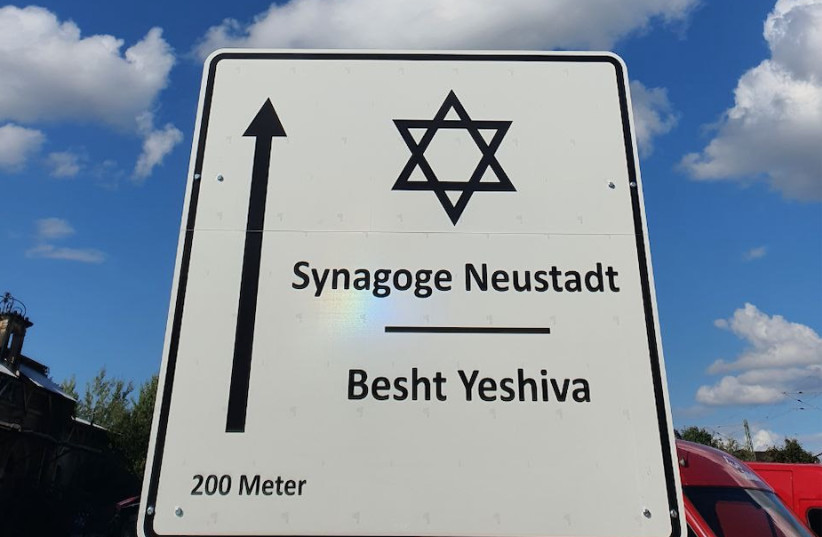   Sign leading to Synagogue Neustadt in Dresden. (credit: Wikimedia Commons)