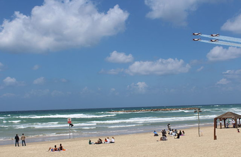  Israel Air Force Fly-By on Bograshov Beach (credit: WIKIMEDIA)