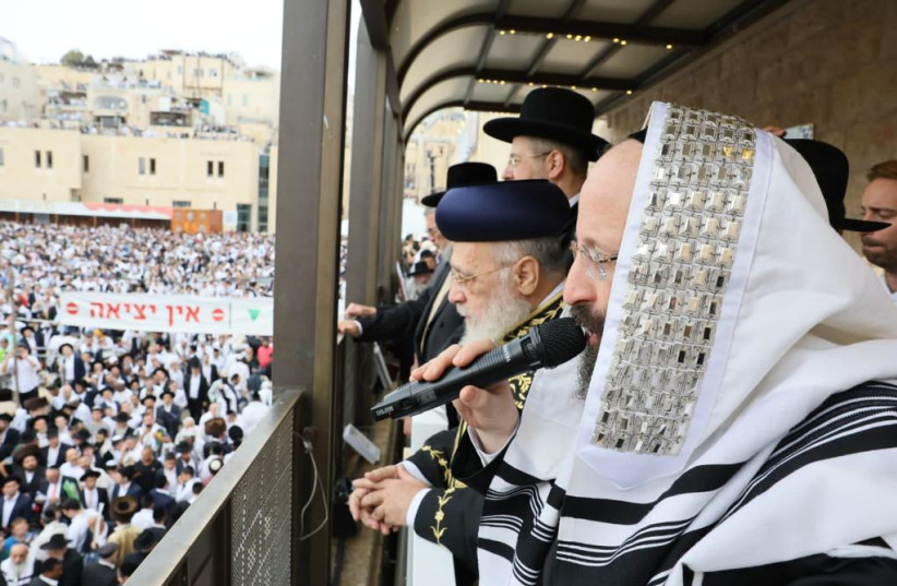 The Sephardi chief rabbi is seen as the masses pray at the Western Wall during Hol Hamoed Sukkot, October 2, 2023. (credit: WESTERN WALL HERITAGE FOUNDATION)