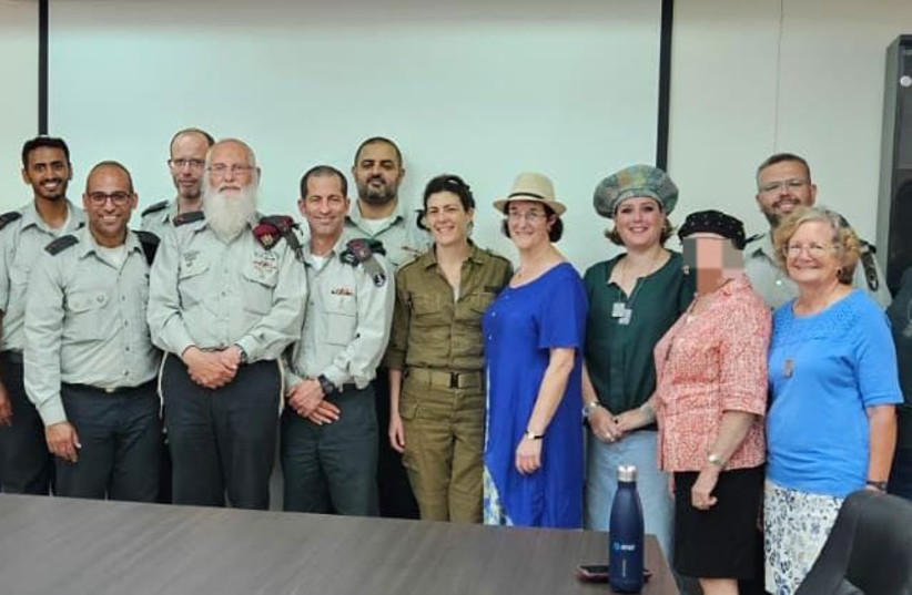  ENLISTED WOMEN with (in center, L to R) IDF Chief Rabbi Brig.-Gen. Rabbi Eyal Karim; Col. Avner Cohen, director-general, Office of the Chief Rabbinate; Sgt. 1st Class Avigayil Bar Asher (in uniform), commander, women’s unit; and Sharon Laufer; with representatives from the Identification and Burial (credit: Daniel Akva, IDF Rabbinate)