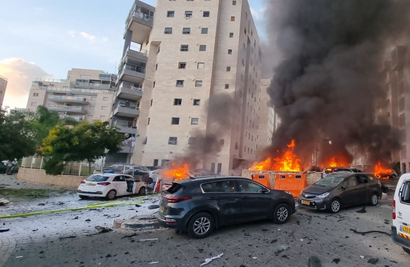  The scene where a rocket fired from Gaza into Southern Israel, hit and caused damaged in the southern Israeli city of Ashkelon. October 7, 2023. (credit: EDI ISRAEL/FLASH90)