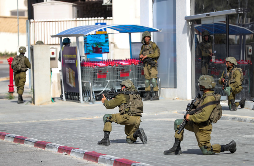  Israeli security forces search from Hamas Militants in the southern Israeli city of Sderot, October 7, 2023 (credit: JAMAL AWAD/FLASH90)