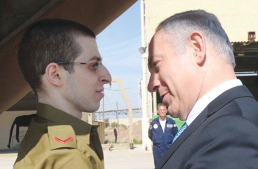  Gilad Schalit and Prime Minister Benjamin Netanyahu (credit: STEWART WEISS)