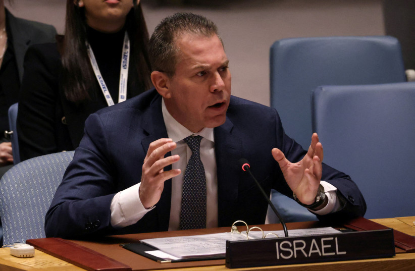  El embajador de Israel ante las Naciones Unidas, Gilad Erdan, se dirige al Consejo de Seguridad de las Naciones Unidas mientras el Consejo se reúne para debatir la cuestión de los asentamientos israelíes en Cisjordania en la sede de la ONU en Nueva York, Nueva York, Estados Unidos, 20 de febrero de 2023.  (credit: REUTERS/MIKE SEGAR)