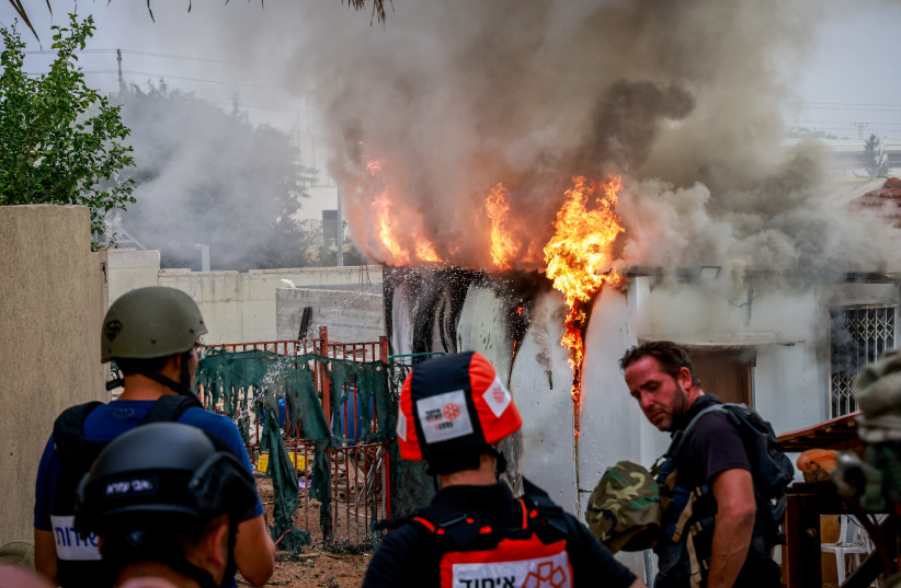  Israeli security forces are seen at the scene where a rocket fired from the Gaza Strip hit a shelter in the southern Israeli city of Sderot, October 9, 2023.  (credit: YOSSI ZAMIR/FLASH90)