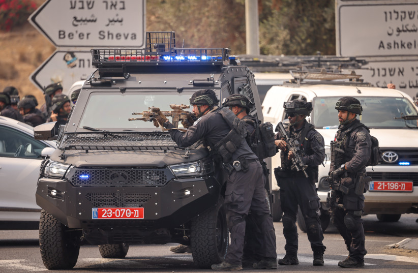  Israeli forces outside the entrance to the southern Israeli town of Sderot, west of Hamas terrorists. October 8, 2023. (credit: Chaim Goldberg/Flash90)