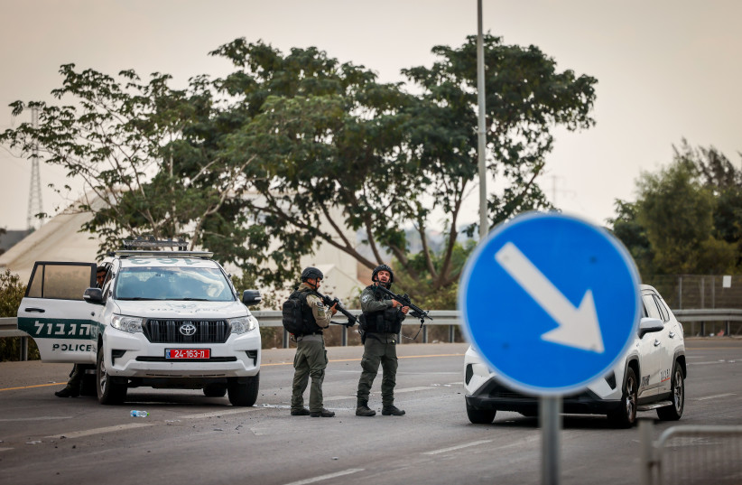  Israeli officers patrol in the southern Israeli city of Sderot, October 11, 2023 (credit: FLASH90/CHAIM GOLDBERG)