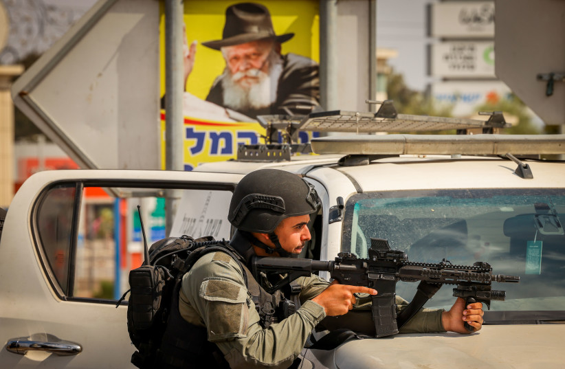  Israeli officers patrol in the southern Israeli city of Sderot, October 11, 2023 (credit: FLASH90/CHAIM GOLDBERG)