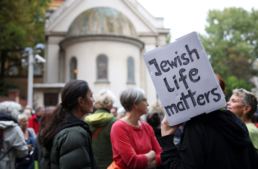  People attend a vigil in front of the Fraenkelufer synagogue in Berlin, Germany, October 13, 2023. (credit: REUTERS/Liesa Johannssen)