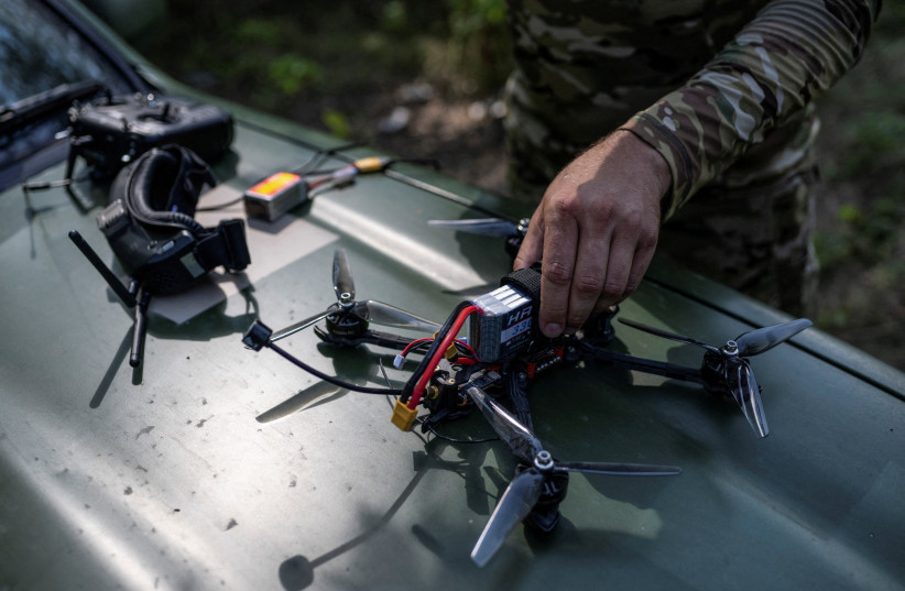 A Ukrainian serviceman sets up a FPV drone during training amid Russia's attack on Ukraine, in Zaporizhzhia region, Ukraine August 17, 2023. (REUTERS/Viacheslav Ratynskyi)