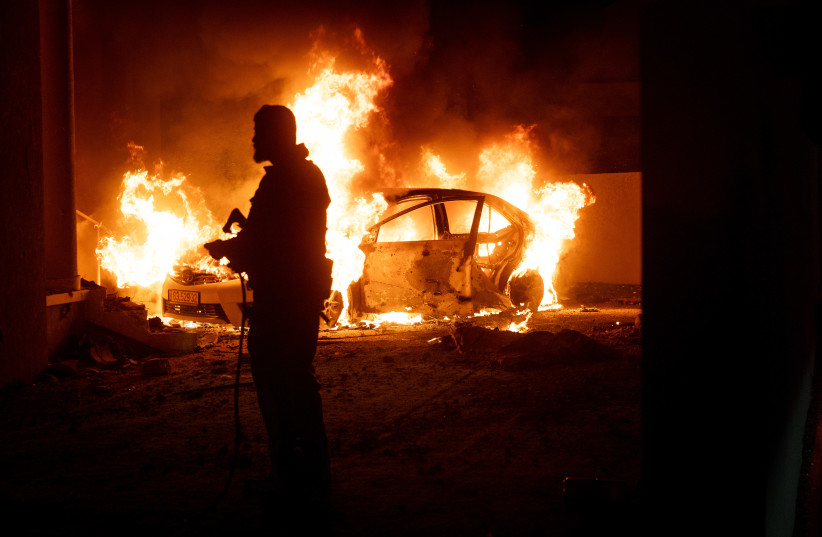  Israeli security forces at the scene where a rocket fired from the Gaza Strip hit a home and a car in the southern Israeli city of Sderot, October 17, 2023.  (credit: YONATAN SINDEL/POOL)