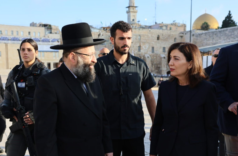  New York Governor Kathy Hochul speaks with the Western Wall's rabbi during her visit to the site, October 19, 2023. (credit: THE WESTERN WALL HERITAGE FOUNDATION)