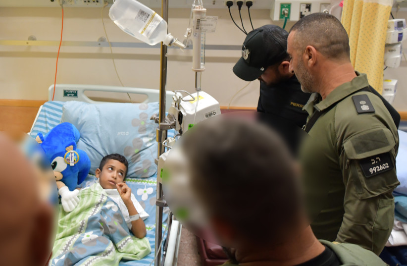  Police officers meet with Atallah, whose life was saved on moshav Mivtahim from Hamas terrorists, October 22, 2023 (Israel Police Spokesperson's Unit)