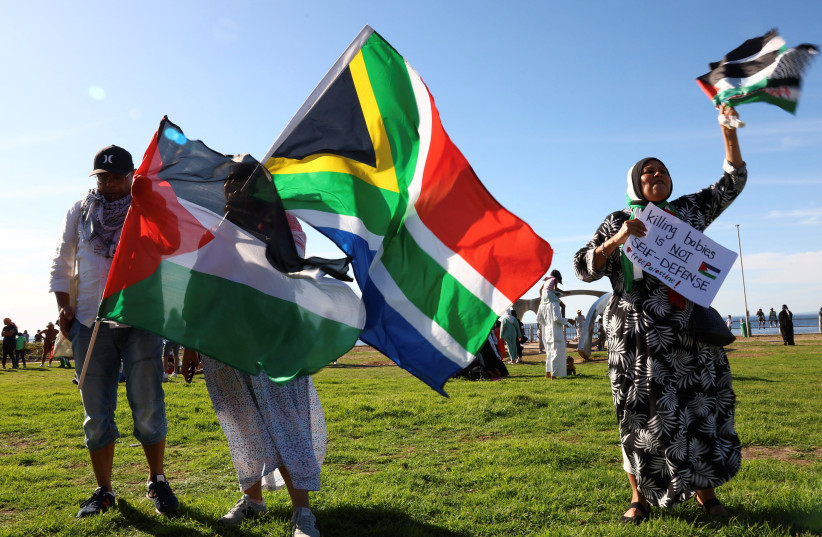 Des gens brandissent des drapeaux palestiniens et sud-africains lors d’une manifestation de soutien aux Palestiniens à Three Anchor Bay au Cap, Afrique du Sud, le 22 octobre 2023. (crédit : ESA ALEXANDER/REUTERS)