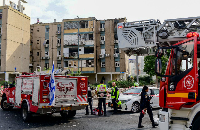  The scene where a rocket fired from Gaza hit a building in Tel Aviv on October 27, 2023 (credit: TOMER NEUBERG/FLASH90)